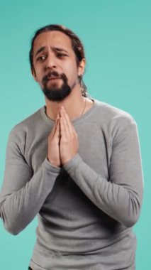 Dikey Videocu, dilenci jestinde el ele tutuşuyor, dilek diliyor, arkadaşından iyilik istiyor, stüdyo arka planında soyutlanıyor. Çaresiz bir insan bir şey ister, dua eder ve umut eder.