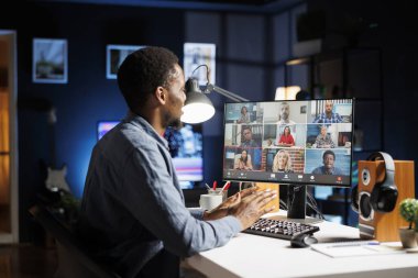 Öğrenci sanal uzaklık öğrenme kursuna kayıt yaptırmış bir eğitmen, başlangıç sorumlulukları yönetimi dersi dinliyor. Video çağrısı yoluyla eğitim programına katılan kişi.