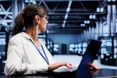 Yüksek teknoloji tesisinde eski usta elektrikçi. Yapay Zeka 'nın eğitim için geniş veri tabanlarını işlemesi için gerekli hesaplama kaynaklarını sağlıyor. Makine öğrenimi için kullanılan sunucu odası depolama verisi