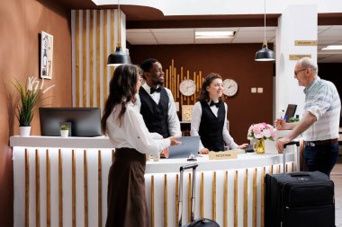 Emekli yaşlı çift lüks tatil beldesine gelir. Resepsiyondaki dost canlısı çalışanların yardımıyla. Otel lobisi dinlenme odası ile çok şık. Yaşlı turistler için sorunsuz bir kontrol süreci.