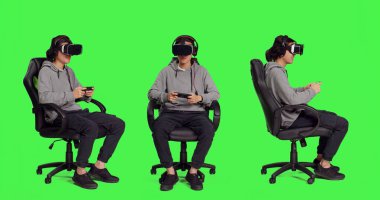 Asyalı adam kamerada video gözlükleriyle telefon oyunu oynuyor, akıllı telefondaki sanal gerçeklik teknolojisini kullanarak online turnuvanın tadını çıkarıyor. Genç oyuncu farklı insanlarla eğleniyor..