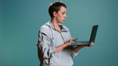 Stüdyoda, uzak bir ağda serbest çalışmak için internette gezinen sıradan bir kadın. Kablosuz bilgisayar kullanıcısı yeni bir arayüzde blog yazıyor, modern teknoloji şahsiyeti. Kamera A.