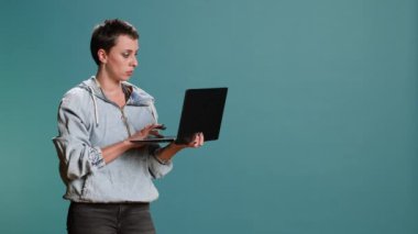 Stüdyoda, uzak bir ağda serbest çalışmak için internette gezinen sıradan bir kadın. Kablosuz bilgisayar kullanıcısı yeni bir arayüzde blog yazıyor, modern teknoloji şahsiyeti. Kamera B.