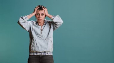 Stüdyoda acı veren bir baş ağrısından muzdarip bir model, şakaklarını ovuyor ve rahatsızlığı konusunda hayal kırıklığına uğruyor. Migren ağrısı olan genç ve şık bir kadın. Kamera B.