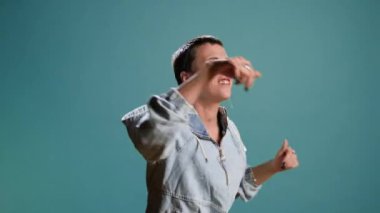 Havalı, cesur, funky kadın stüdyoda dans ediyor ve aptalca dans hareketleriyle komik davranıyor. Şehir tarzı olan mutlu, kendine güvenen bir kız çılgın ve sinirli. Kamera A.
