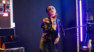 Ateşli, cesur bir süperstar havada öpüşüyor ve müzik stüdyosunda oyuncu gibi davranıyor, gece kulübünde izleyicilerle flört ediyor. Popüler ikonik deri ceketli sanatçı hayranlarının desteğine bayılıyor. Kamera A.
