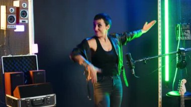 İsyancı rock müzisyeni, stüdyoda sessiz kalma tabelasıyla protesto ediyor, nefret ve zorbalığa karşı sosyal mesajları sembolize ediyor. Deri ceketli rockçı sessiz olmak istiyor. Kamera A.