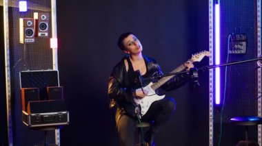 Kendine güvenen kadın şarkıcı canlı yayında güçlü bir ses performansı sergiliyor. Rock yıldızı titreşimli Edgy heavy metal sanatçısı bir canlı şarkı söylüyor, ikonik sanatçı alternatif müzik söylüyor. Kamera B.