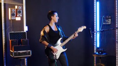 Konserde canlı performans sergilerken hoşnutsuz davranan bir kadın, stüdyoda itirazını baş parmağıyla dile getiriyor. Havalı bir havası olan hoşnutsuz bayan rockçı. Kamera B.