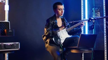 Meslektaşlarıyla bir video görüşmesi yapan bayan müzisyen, vokal giriş parçasını söylüyor ve onlardan geri bildirim istiyor. Grup aramasında rockçı canlı izlenim istiyor. Kamera A.