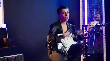 Müzik eğitmeni, gitar çalarken ve alternatif müzik söylerken içerik yaratıyor, canlı seyirci çevrimiçi konser veriyor. Sanatçı performansını canlı yayında yayınlıyor. Kamera A.