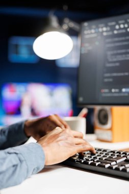 Yazılım analisti, terminal penceresinde ikili algoritma ve html kod kullanarak sunucu güvenliğini sağlamak için programlama becerileri uygular. Veritabanlarının korunması bilişim mühendisi tarafından yürütülüyor. Kapat..