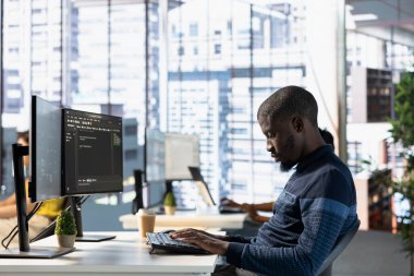 Bilgisayar teknisyeni yazılım kalite güvencesi veriyor, uygulamadan önce kaynak kodu okuyor. PC aygıtındaki kodlamayı denetleyen IT yöneticisi, potansiyel sorunları düzeltmeye çalışıyor