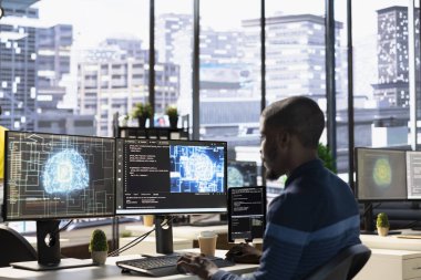 Teknisyen yapay zeka yazılımını test ediyor, makine öğrenme teknolojisindeki dar boğazları tanımlıyor. Veri bilimi uzmanı, hatalarını azaltmak için programlama dilinde temiz, verimli kod yazıyor.