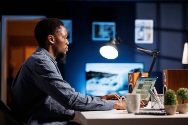 Serbest çalışan kayıtlı yatırım danışmanı evden çalışıyor, mali istatistikleri analiz ediyor ve büyüme için küresel yatırım çözümü buluyor. Ekonomi uzmanı beyan edilen gelir dengesini inceledi.