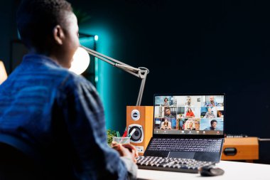 Afrika kökenli Amerikalı bir kadın ve meslektaşları dairesinde sanal bir toplantıya katılıyorlar. İnternetteki bir görüşmeyle ilgili bir video görüşmesi yapıp iletişim kuruyorlar..