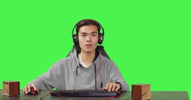 POV 'ta, arkadaşlarıyla kulaklıkla konuşurken bilgisayar oyunu oynarken bilgisayar oyunlarını seven bir adam var. Genç oyuncu oyun oynarken eğleniyor.