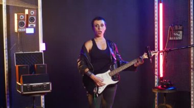Süperstar müzisyen red ve kısıtlamaları, elektro gitarı ve sinirli grunge tarzını ifade etmek için dur işaretini avucuyla gösteriyor. Kadın şarkıcı reddediyor ve sembol yok. Kamera B.