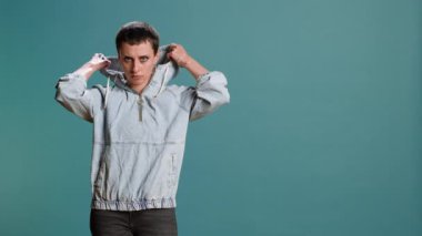 Cesur, ciddi bir kadın kapüşonunu takıyor ve stüdyoda sert oynuyor. Kollarını kavuşturup sokak tarzına güvendiğini gösteriyor. Modern bağımsız kişi bir gangster gibi davranır. Kamera B.