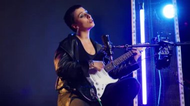 Kendine güvenen kadın şarkıcı canlı yayında güçlü bir ses performansı sergiliyor. Rock yıldızı titreşimli Edgy heavy metal sanatçısı bir canlı şarkı söylüyor, ikonik sanatçı alternatif müzik söylüyor. Kamera A.