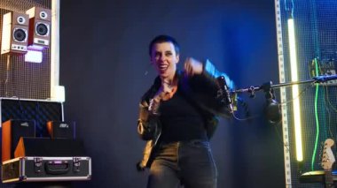 Süper star kadın sanatçı bir şey için hava yumrukları atıyor. Asi, kendine güvenen bir tavır. Harika bir performans için enerjik ve keskin bir titreşime sahip bir müzisyen. Kamera A.