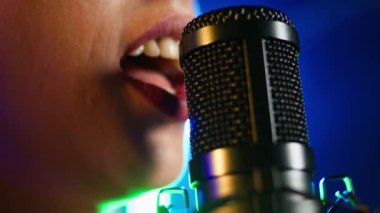 Kendine güveni tam bir kadın şarkıcı rock kulübünde canlı performans sergiliyor, cesur melodik sesini gösteriyor. Sinirli, bağımsız bir kadın sahne ışıkları altında şarkı söylüyor, asi bir enerji. Kapatın. Kamera A.