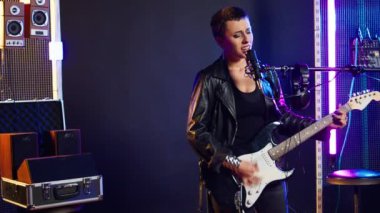 Dişi rock yıldızı sahnede bir müzik performansı için gitarını çalarken bir heavy metal şarkısı söylüyor. Gürültülü sinirli sanatçı, sembolik asi tarzıyla kalabalığı cezbediyor. Kamera A.