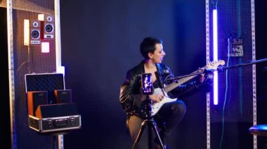 Profesyonel sanatçı eğitmeni stüdyoda sanal bir şarkı söyleme dersi veriyor, insanlara online hocalarda gitar çalmayı ve şarkı söylemeyi öğretiyor. Rock yıldızı antrenman için canlı performans sergiliyor. Kamera A.