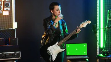 Havalı asi rock yıldızı gece kulübünde krom perdenin yanında canlı performans sergiliyor. Deri ceketi ve koyu makyajıyla kendini güçlü hissediyor. Modayı takip eden güçlü şarkıcı. Kamera A.