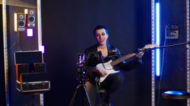 Profesyonel sanatçı eğitmeni stüdyoda sanal bir şarkı söyleme dersi veriyor, insanlara online hocalarda gitar çalmayı ve şarkı söylemeyi öğretiyor. Rock yıldızı antrenman için canlı performans sergiliyor. Kamera B.