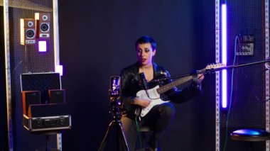 Müzik eğitmeni, gitar çalarken ve alternatif müzik söylerken içerik yaratıyor, canlı seyirci çevrimiçi konser veriyor. Sanatçı performansını canlı yayında yayınlıyor. Kamera B.