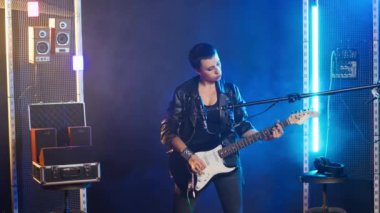 Karanlık bir şehir stüdyosunda gitar çalan yetenekli bir bayan müzisyen. Huysuz bir ruhu ve cesur bir stili olan asi kadın rockçı müthiş bir performans sergiliyor. Kamera B.