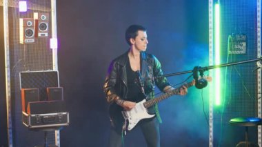 Dişi rock müzisyeni thrash metal konserinde güçlü sesini ve isyankar tavrını göstererek kalabalığı büyüledi. Rock yıldızı müthiş bir müzik gösterisi yapıyor. Kamera B.