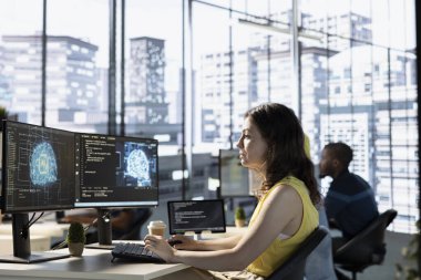 Yapay zeka makinesinin performans ve doğruluk modellerini optimize etmek için deneyler ve testler yapan geliştirici. Kompleks yapay zeka verilerini analiz ve yorumlama konusunda bilişim uzmanı