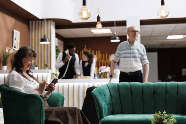 Emekli son sınıf öğrencisi kadın tatilini lobiden ayarlıyor. Tatil etkinlikleri için cep telefonundan faydalanıyor. Dinlenme odasında, bavullu yaşlı bir gezgin otel odasına doğru gidiyor..