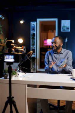 Teknoloji gurusu, internetteki son teknoloji cihazlara güç vermek için kullanılan büyük kapasiteli V montaj bataryasını inceledi. İnternet yıldızı ev stüdyosundaki taşınabilir lityum güç kaynağını gösteriyor.