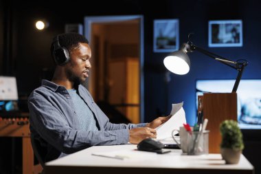 Finansal analist, ekonomi kayıtları dosyalarındaki kar durumunu inceliyor, evden çalışıyor ve iş gelirlerinin artmasına yardım ediyor. Sermaye fonlarına bakan ve yeni kalkınma stratejisi planlayan danışman.