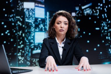 TV muhabiri küresel olaylarla ilgili son bilgileri sunmak için haber başlıklarını okuyor ve gece programı sunuyor. Medya ve televizyon sektöründe çalışan gazeteci, canlı olayları bildiriyor.