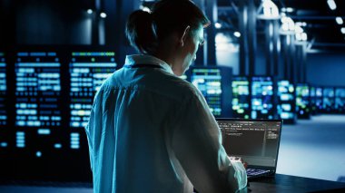 Sunucu kümeleri, ağ sistemleri ve depolama dizileri için tasarlanmış veri merkezi ekipmanları, dizüstü bilgisayar, sorun çözme ve güncelleme programlama kodları üzerinde deneyimli mühendis