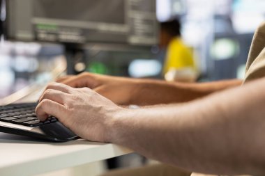 Klavyedeki programcı tipleri, hata oluşumunu en aza indirmek için şirket yazılımını test etmek, darboğazları tanımlamak. Arızaları azaltmak için programlama dilinde temiz ve verimli kod yazan adama yakınlaş