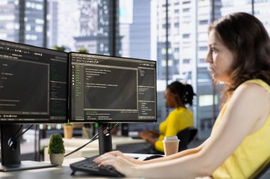 Bilgisayar teknisyeni yazılım uygulamaları tasarlıyor ve geliştiriyor. Bilgisayar klavyesinde modern çalışma alanı yazma, şirket sistemlerinin uygulanması ve sürdürülmesi konusunda bilişim uzmanı