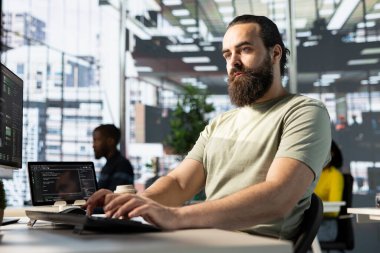 Programcı, makine öğrenme modellerini performans ve doğruluk için optimize etmek için deneyler ve testler yapıyor. BT çalışanı ofiste karmaşık verileri analiz ediyor ve yorumluyor