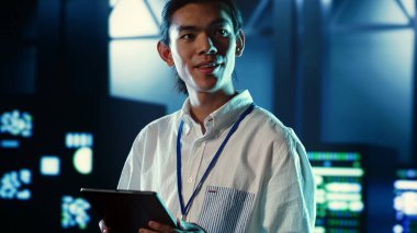 Deneyimli bir çalışan farklı iş yükleri için kaynak sağlayan veri merkezi makinelerinde yürüyor. Karmaşık işlemleri çözmekle görevli sunucu teçhizatlarının bakımını yapan yönetici