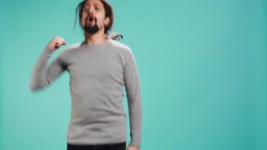 Favori spor takımı için tezahürat yaparken heyecandan havalara uçan bir adam. Stüdyo geçmişi. Zaferden sonra kutlama yapan kişi, yoğun bir coşku gösteriyor, maç boyunca destek veren takım, kamera B