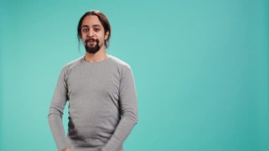 Neşeli adam mutlu bir şekilde el çırpıyor, iyi haberler almak için sabırsızlanıyor. Heyecanlı insanlar tezahürat yapıyor, alkışlıyor, umutlu ve hevesli hissediyor, stüdyo arka planında izole edilmiş, kamera B