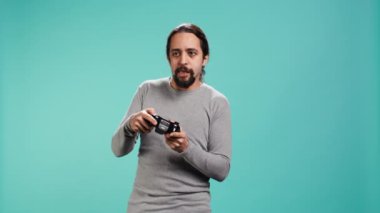 Oyuncuların portresi, çok oyunculu online video oyununu kaybettikten sonra rakip oyuncular tarafından mağlup edildikten sonra bozuldu. Maçı izledikten sonra sinirlenen bir adam, kumanda, stüdyo arka planı, kamera B