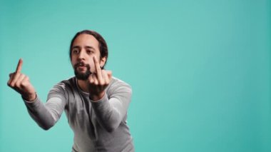 Arkadaşlarıyla kavga eden, orta parmak işareti yapan, stüdyo geçmişinde izole edilmiş bir adam. Konuşma sırasında tartışan öfkeli insan, müstehcen el hareketleri, kamera B