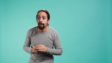 Şaşkın bakışlı bir adamın portresi. Gördüklerinden büyülenmiş. Stüdyo arka planında soyutlanmış. Heyecanlı, meraklı, hayranlık duyan, gözlerine inanamayan kişi, kamera B