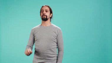 Adam AR hologram görüntülerine bakıyor, jestler yapıyor. Fütürist modern artırılmış gerçeklik teknolojisi kullanan teknoloji meraklısı, stüdyo arka planında izole edilmiş, kamera B