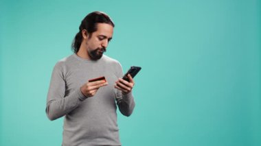 Web sitesine ödeme metodu ekleyen neşeli bir adam, terfilerden ve stüdyo geçmişinden yararlanmaya bayılıyor. İnternet alışverişi yapmaktan, kredi kartı verilerini telefondan yazmaktan, kamera B 'den mutlu olan kişi.